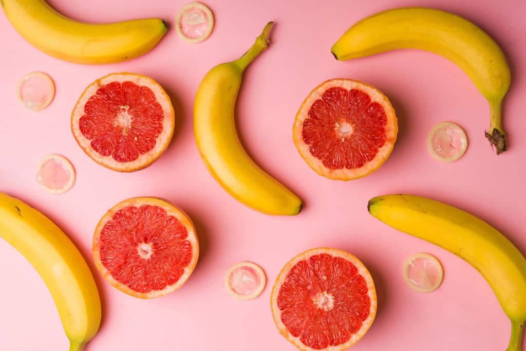 Usa ducha vaginal? Conheça os riscos para a saúde íntima feminina A busca por uma higiene íntima mais “profunda” ou a tentativa de eliminar odores podem levar as mulheres a praticarem a ducha vaginal. No entanto, o que parece ser um hábito de limpeza é, na realidade, um procedimento desencorajado veementemente por ginecologistas e por organizações de saúde em todo o mundo porque pode causar riscos significativos para a flora vaginal. Imagem ilustrativa promovendo a educação sexual com bananas, toranjas e preservativos para sexo seguro
