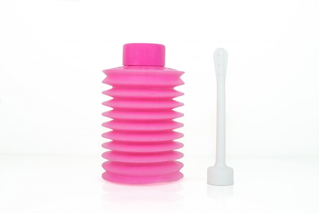 Usa ducha vaginal? Conheça os riscos para a saúde íntima feminina A busca por uma higiene íntima mais “profunda” ou a tentativa de eliminar odores podem levar as mulheres a praticarem a ducha vaginal. No entanto, o que parece ser um hábito de limpeza é, na realidade, um procedimento desencorajado veementemente por ginecologistas e por organizações de saúde em todo o mundo porque pode causar riscos significativos para a flora vaginal. Foto ilustrativa de modelo de ducha íntima em fundo branco
