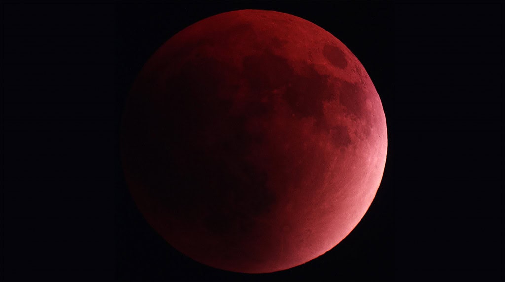 Veja fotos incríveis do eclipse lunar feitas por astronautas no espaço Conforme noticiado (e transmitido ao vivo) pelo Olhar Digital, no último domingo (7) aconteceu um eclipse lunar total. O evento foi fotografado por pessoas de diversas partes da Terra – e fora dela também. Veja fotos incríveis do eclipse lunar feitas por astronautas no espaço
