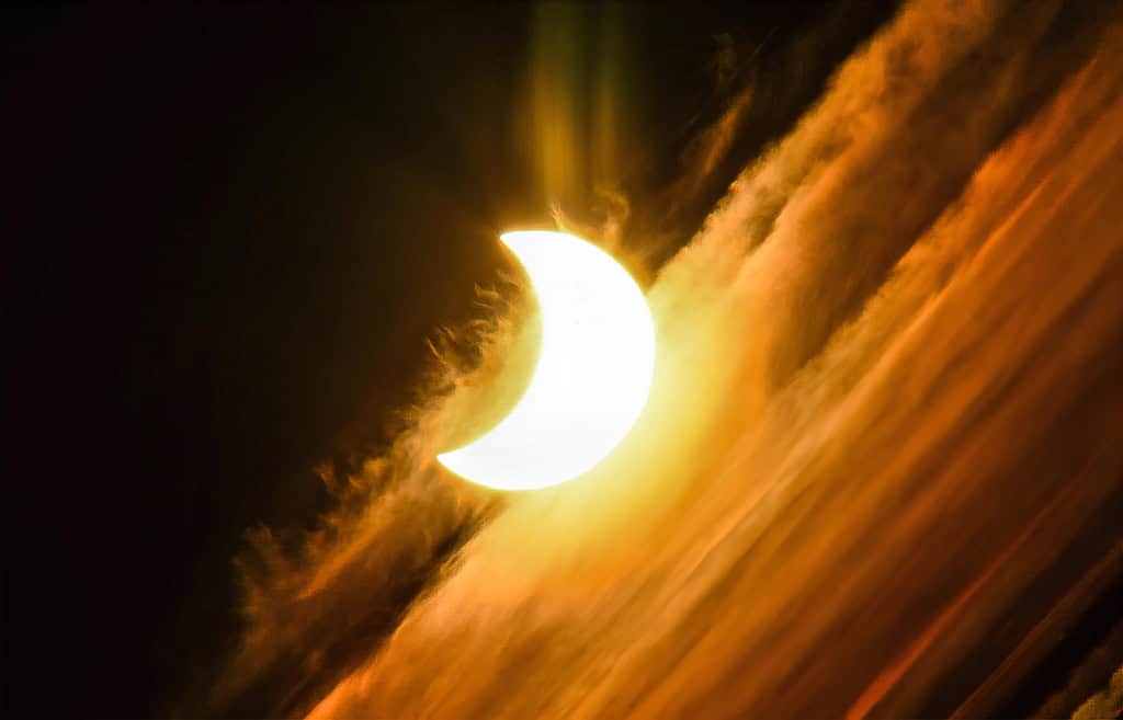 Eclipse solar é o último de 2025: saiba tudo sobre o evento Neste domingo (21), o céu de algumas localidades na Terra será tomado por um espetáculo incrível: o último dos quatro eclipses de 2025. Ele será do tipo solar parcial e terá transmissão ao vivo pelo Olhar Digital. Eclipse solar é o último de 2025: saiba tudo sobre o evento