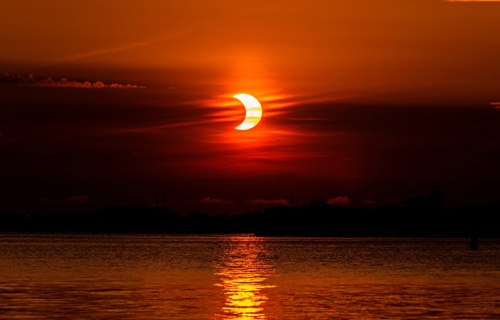 Eclipse solar de setembro: quando será e onde poderá ser visto Conforme noticiado pelo Olhar Digital no início do ano, 2025 ficará marcado por quatro eclipses: dois da Lua e dois do Sol. E o último deles está prestes a acontecer! Eclipse solar de setembro: quando será e onde poderá ser visto