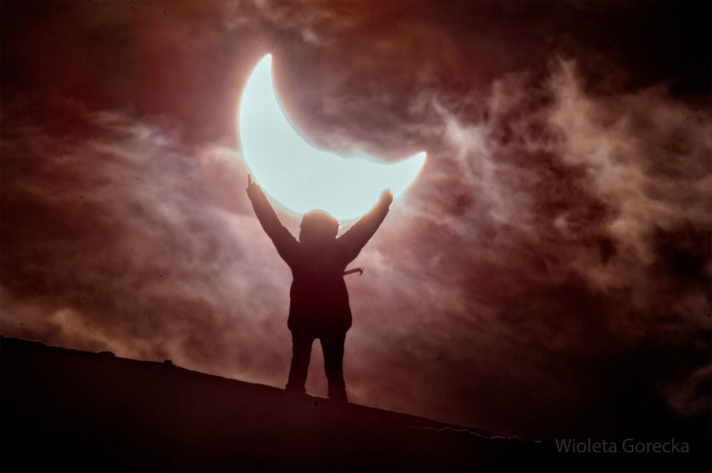 Eclipse solar parcial: Olhar Digital transmite ao vivo! Este ano ficará marcado por quatro eclipses: dois da Lua e dois do Sol. E o último deles será neste domingo (21): um eclipse solar parcial, que infelizmente não será visto no Brasil. Mas, quem quiser acompanhar o fenômeno não precisa se preocupar – o Olhar Digital vai transmitir tudo, ao vivo, em todas as nossas plataformas! Eclipse solar parcial: Olhar Digital transmite ao vivo!