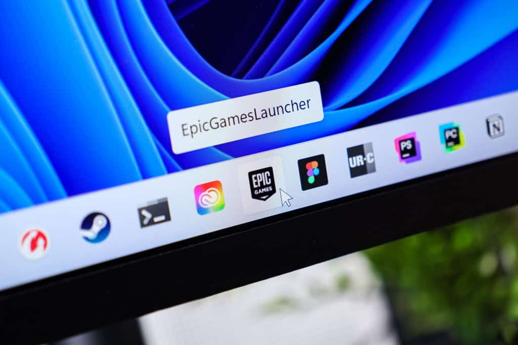 6 erros que deixam o processador do Windows mais lento e como resolvê-los É uma situação frustrante quando você está trabalhando, jogando ou simplesmente navegando na internet e, de repente, o PC Windows começa a travar. Os programas ficam lentos, o cursor do mouse move-se aos trancos e a ventoinha do computador começa a zumbir como se estivesse decolando. Imagem mostra ícone do aplicativo Epic Games Launcher exibido na barra de tarefas moderna do sistema operacional Windows 11