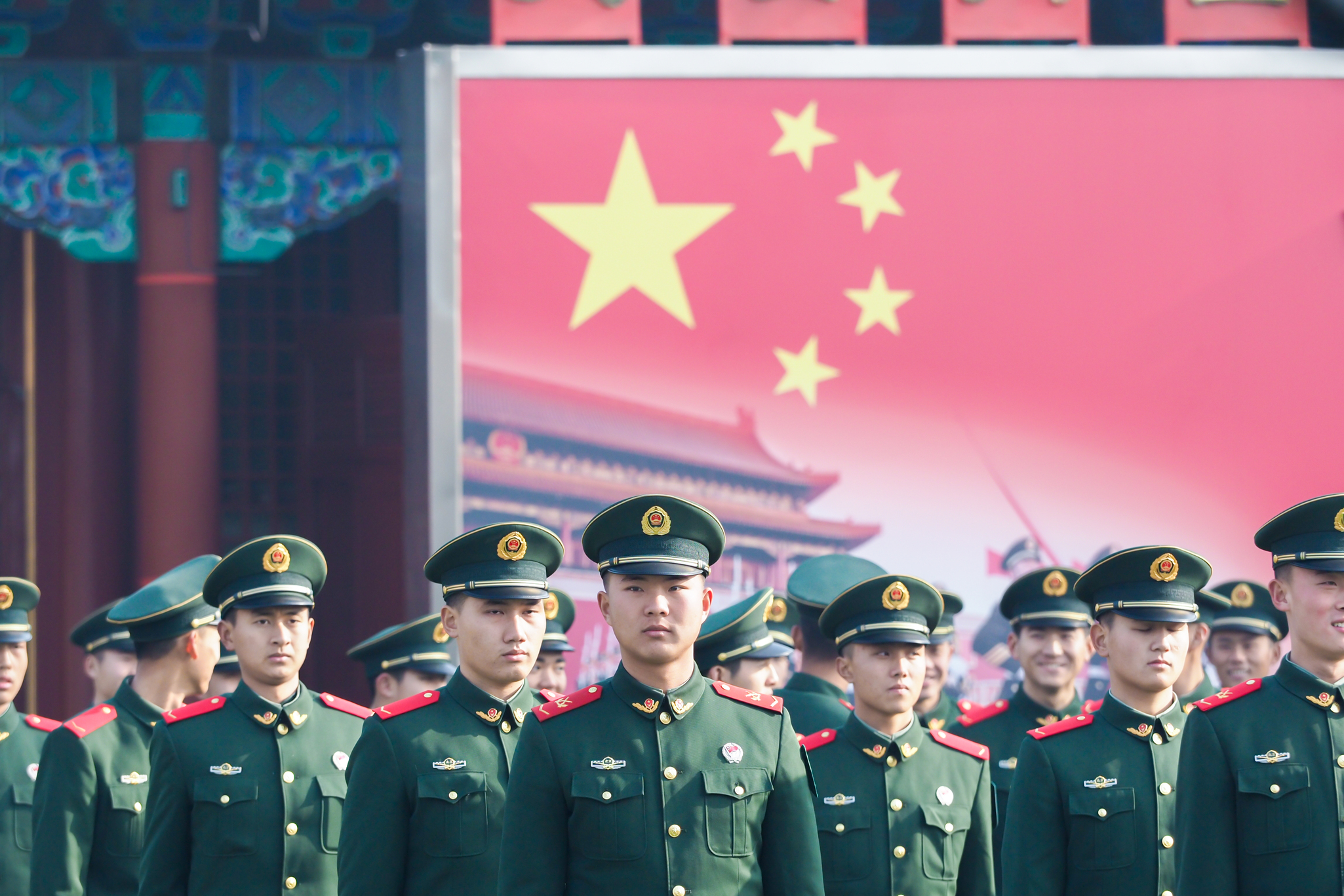 China revela arma a laser, tanque ‘inteligente’ e mísseis avançados durante desfile