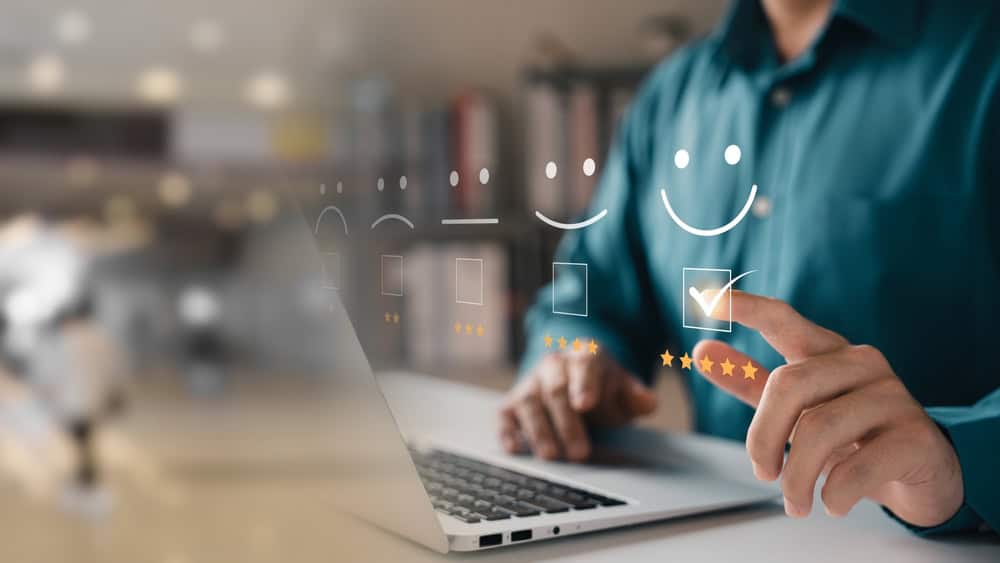 Inclusão digital e acesso: a tecnologia como ponte no relacionamento com consumidores vulneráveis Nos últimos anos, a discussão sobre transformação digital ganhou corpo em praticamente todos os setores. Mas existe uma dimensão menos explorada e mais urgente desse debate, que é a inclusão digital como ferramenta de relacionamento com consumidores em situação de vulnerabilidade. Em um país onde, segundo dados do IBGE, cerca de 20 milhões de brasileiros ainda não têm acesso à internet, falar em inovação sem enfrentar essa lacuna é perpetuar desigualdades. experiência do cliente