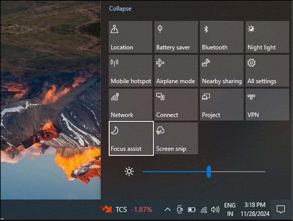 6 recursos do Windows que todo mundo deveria conhecer Entre os inúmeros recursos do Windows que muitos usuários de PC precisam conhecer, existem ferramentas surpreendentes que podem simplificar tarefas diárias, aumentar a produtividade e transformar a forma como interagimos com nossos computadores. Mas, podemos passar anos usando o Windows sem descobrir ferramentas que podem transformar completamente a experiência digital, especialmente quando falamos em acessibilidade. Captura de tela do site da Microsoft mostrando onde se localiza a opção de Focus Assistant.