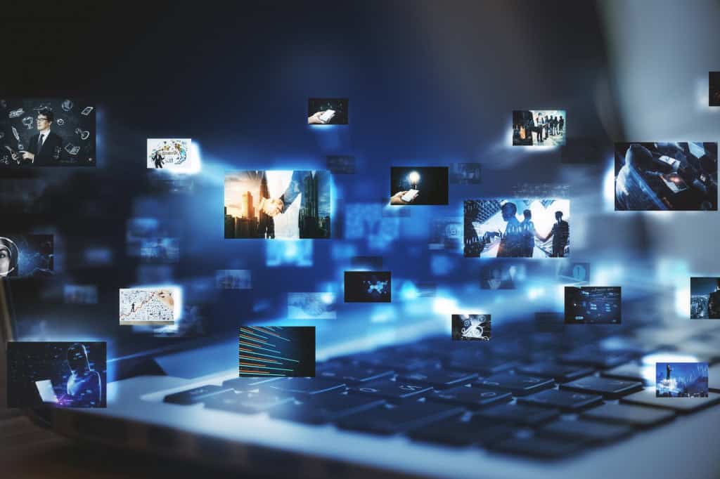 Deepfakes de IA: como apps “nudify” ameaçam a privacidade Um grupo de amigas de Minneapolis, Minnesota, descobriu que fotos pessoais compartilhadas nas redes sociais foram usadas para criar deepfakes pornográficos, expondo um lado perigoso e pouco conhecido da inteligência artificial. A descoberta aconteceu em junho do ano passado, quando a consultora de tecnologia Jessica Guistolise recebeu uma mensagem alertando que mais de 80 mulheres da região tiveram suas imagens manipuladas em conteúdos sexuais criados por inteligência artificial. fotos computador