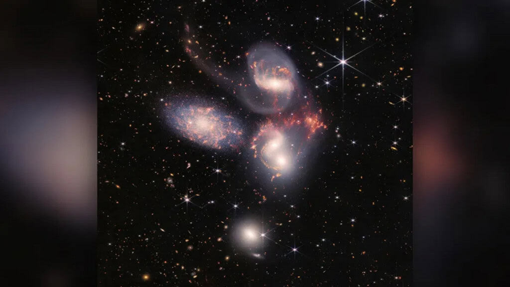 Universo pode ter data para acabar: novo cálculo sugere prazo para o Big Crunch O destino do cosmos pode não ser a expansão eterna. Um novo trabalho liderado por Henry Tye, da Universidade de Cornell, reinterpreta medições de energia escura e conclui que o Universo estaria próximo do “meio da vida”: algo como 33 bilhões de anos no total. Se o modelo estiver correto, a fase de crescimento acelerado se estenderá por mais 11 bilhões de anos até um tamanho máximo; depois disso, começará uma contração que culmina num Big Crunch (o suposto contraponto ao Big Bang) daqui a 20 bilhões de anos. A pesquisa publicada no Journal of Cosmology and Astroparticle Physics já havia sido publicada em pré-impressão no arxiv. Quinteto de Stephan, que é uma fusão de quatro galáxias