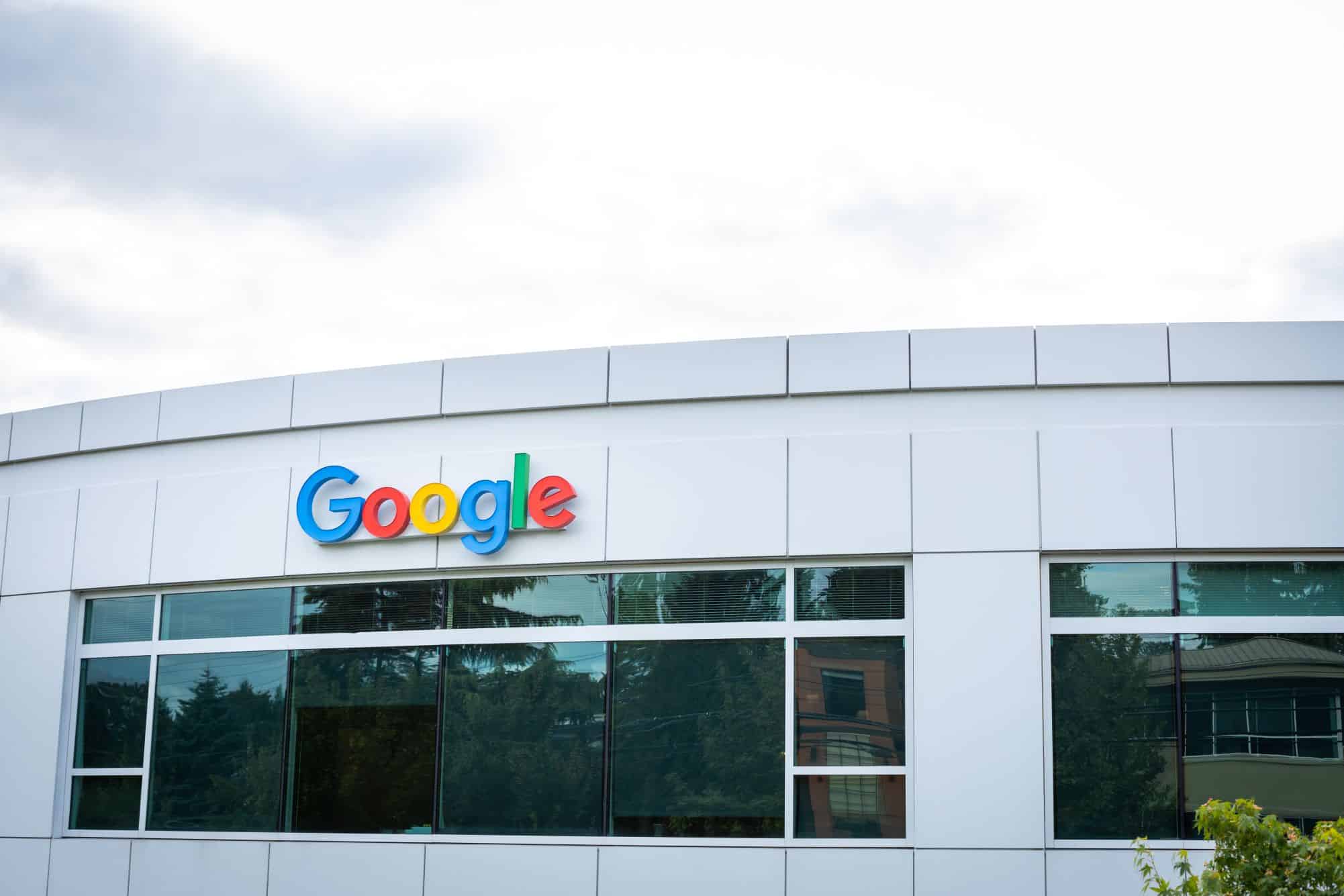 Novo data center do Google pode emitir CO₂ equivalente a 500 voos por semana