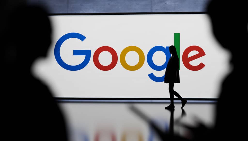 Sua pesquisa no Google pode virar prova? STF decide e placar já tem maioria O Supremo Tribunal Federal (STF) retomou, nesta quarta-feira (24), o julgamento que vai definir os limites para a quebra de sigilo de buscas realizadas na internet para identificar usuários em investigações criminais. O caso está diretamente relacionado às investigações sobre o assassinato da vereadora Marielle Franco e do motorista Anderson Gomes, ocorrido em 14 de março de 2018, no Rio de Janeiro (RJ). Imagem ilustrativa mostra silhuetas de pessoas e logotipo do Google