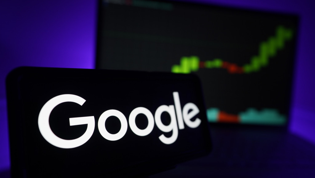 Google é multado em bilhões na Europa – e pode ter que vender parte de sua operação; entenda A Comissão Europeia determinou que o Google deve pagar 2,95 bilhões de euros (cerca de R$ 18 bilhões) em multas por “abuso de posição dominante” no mercado de anúncios. O órgão aponta práticas anticompetitivas por parte da big tech, que aumentaram custos para anunciantes e editores. Logo do Google em um smartphone