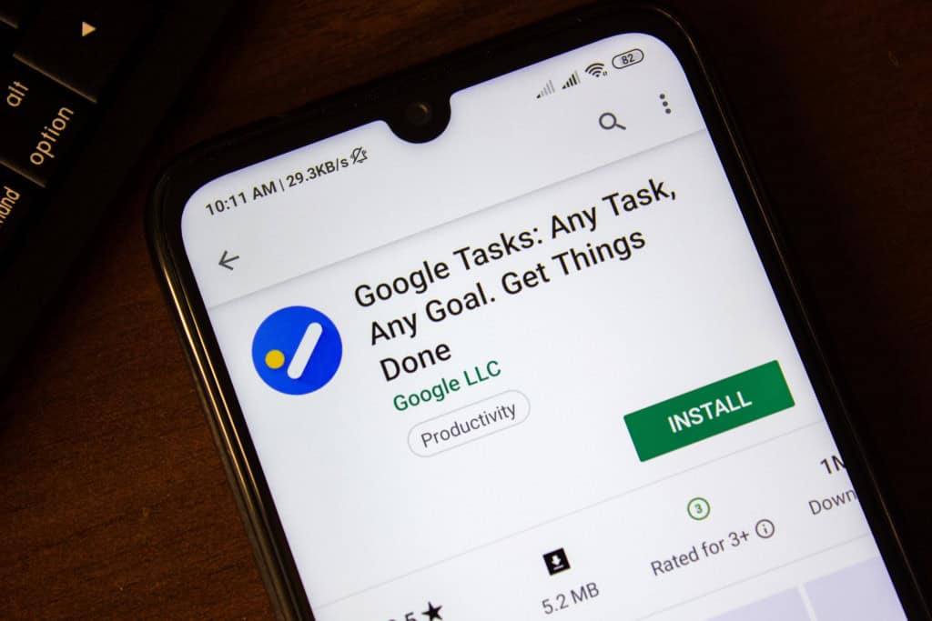 Imagem de um celular para instalar o app do Google Tasks, uma das funcionalidades do Google, além da sensação do Gemini IA