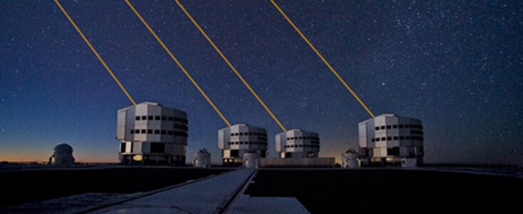 Exoplanetas podem ter luas? Se sim, estamos no caminho para encontrá-las Os planetas do nosso Sistema Solar orbitam uma estrela (o Sol) e alguns deles têm suas próprias luas, como é o caso da Terra, Júpiter e Saturno. Já os exoplanetas orbitam estrelas fora do nosso Sistema Solar. Em teoria, alguns deles também poderia ter luas – mas essa é uma hipótese que nunca foi provada. Exoplanetas podem ter luas? Se sim, estamos no caminho para encontrá-las