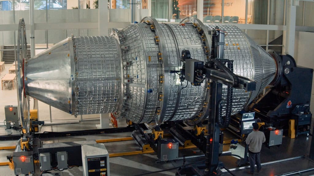 Haven-1: primeira estação espacial comercial será lançada em 2026 A era da comercialização do espaço está prestes a ganhar um marco histórico. Enquanto a Estação Espacial Internacional (ISS) se aproxima do fim de sua operação, previsto para cerca de 2030, a NASA já trabalha com empresas privadas para criar uma substituta comercial. O objetivo é que companhias selecionadas possam realizar demonstrações em órbita, incluindo missões tripuladas de até 30 dias, e futuramente fornecer serviços de estação espacial sob contrato. haven-1