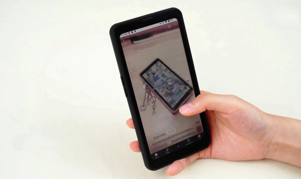 Novo celular com tela ePaper promete rolagem e leitura confortável O ato de ficar rolando notícias e posts nas redes sociais, também chamado doomscrolling — ou “rolagem catastrófica”, em tradução livre — ganhou um aliado para evitar o cansaço visual dos usuários. Novo celular com tela ePaper promete rolagem e leitura confortável