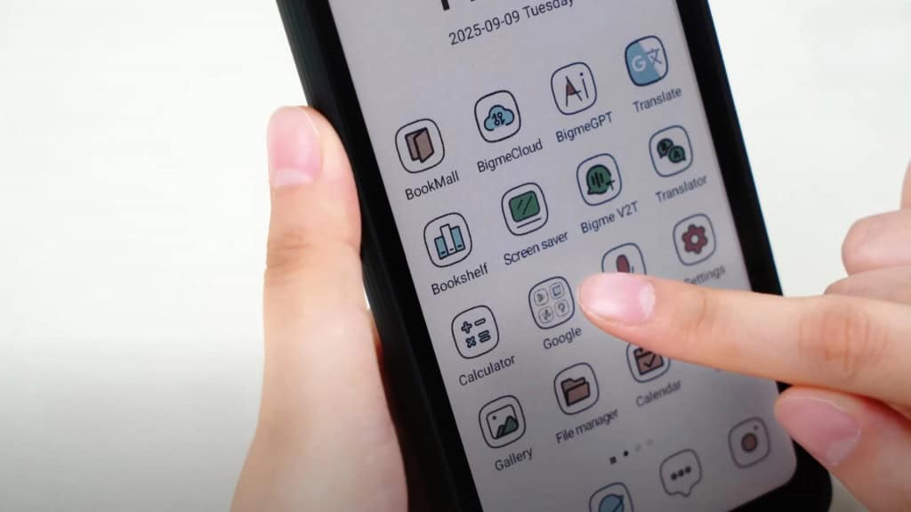 Novo celular com tela ePaper promete rolagem e leitura confortável O ato de ficar rolando notícias e posts nas redes sociais, também chamado doomscrolling — ou “rolagem catastrófica”, em tradução livre — ganhou um aliado para evitar o cansaço visual dos usuários. Novo celular com tela ePaper promete rolagem e leitura confortável