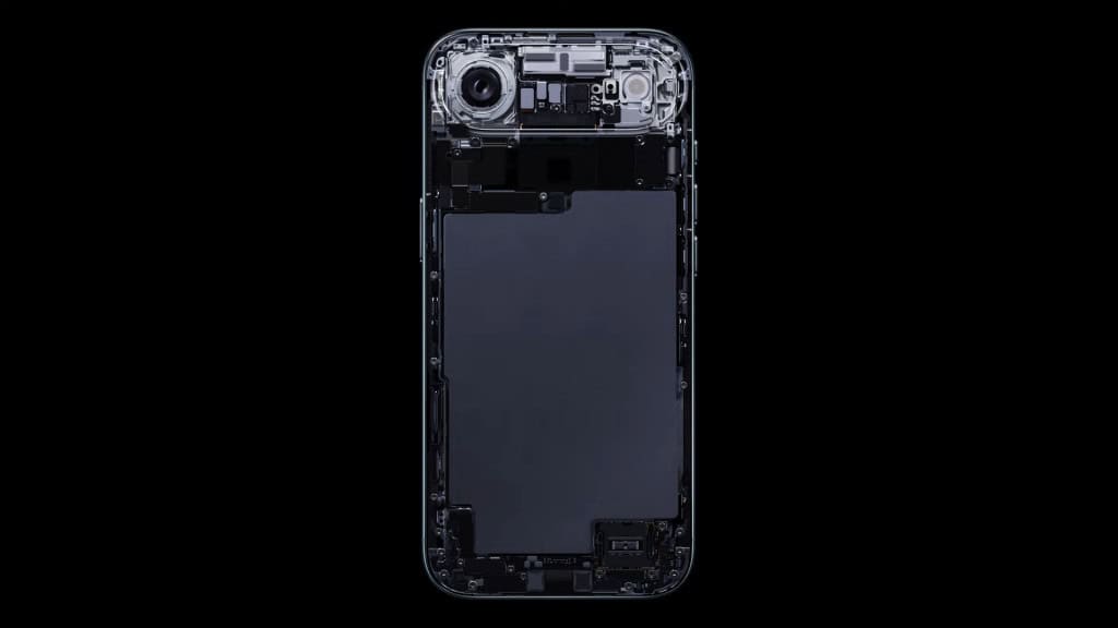 Montagem mostrando bateria e outros componentes internos do iPhone 17 Air da Apple