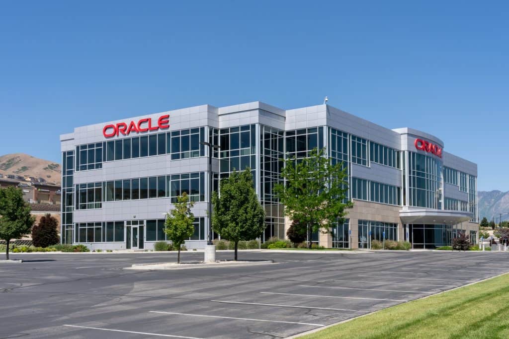 O que é a Oracle? Veja sua relação com IA, TikTok, Meta e os Estados Unidos A Oracle é uma das empresas mais poderosas e influentes do setor de tecnologia, mesmo que não seja tão conhecida pelo público quanto nomes como Google ou Microsoft. Fundada na década de 1970, a companhia construiu sua reputação ao criar sistemas de banco de dados confiáveis, usados por empresas e governos do mundo inteiro. oracle escritório