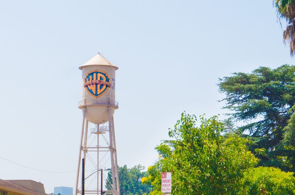 Warner Bros. está oficialmente à venda A Warner Bros. Discovery (WBD) anunciou nesta semana que está aberta a ser adquirida por outra gigante do entretenimento. A decisão oficial confirma rumores que circulavam há meses no mercado, de que a companhia buscava alternativas estratégicas para maximizar o valor para seus acionistas. A empresa comunicou que iniciou uma revisão de alternativas estratégicas, indicando que está considerando a possibilidade de um grande acordo de aquisição caso surja o comprador ideal. As informações são do The Verge. warner bros torre