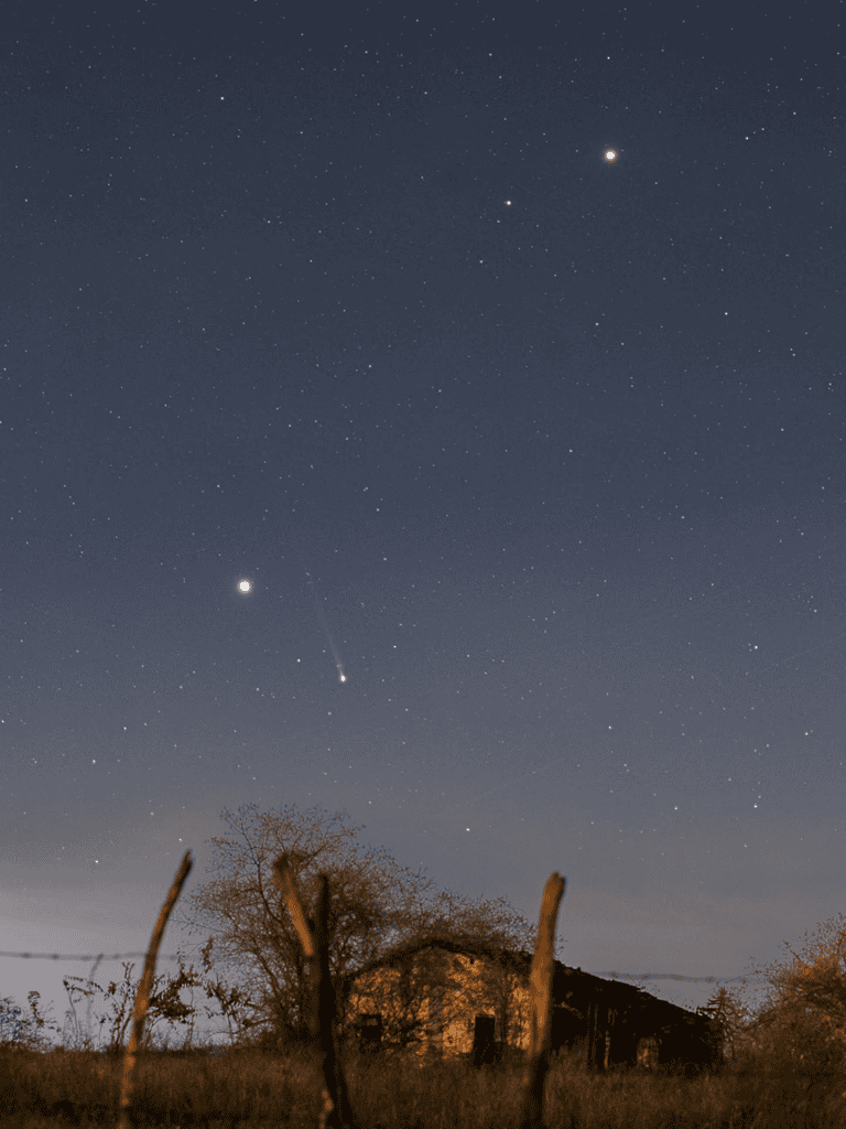 Cometa Swan nas Imagens Astronômicas da Semana Toda semana, no Programa Olhar Espacial, exibimos duas imagens astronômicas que se destacaram na semana que passou. E na última semana, apresentamos duas imagens do cometa que, embora descoberto recentemente, já se tornou sensação entre os astrônomos. Confira: Cometa Swan nas Imagens Astronômicas da Semana