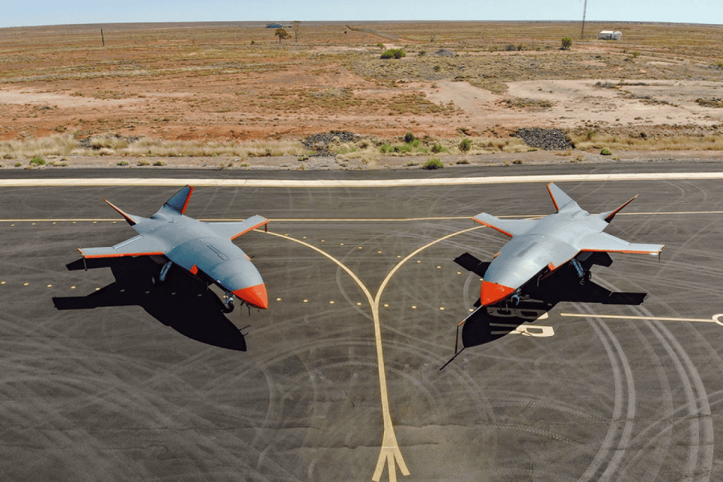 Conheça o “fantasma”, novo drone militar da Boeing Drones de combate já são componentes fundamentais das forças aéreas de muitos exércitos pelo mundo. Eles exigem muita pesquisa e anos de desenvolvimento, por isso muitos países optam por parcerias com grandes empresas dos setores de aviação ou bélico para produzi-los. Desde a Segunda Guerra Mundial a Austrália não desenvolvia uma aeronave compacta de combate própria (Imagem: Boeing/Divulgação)