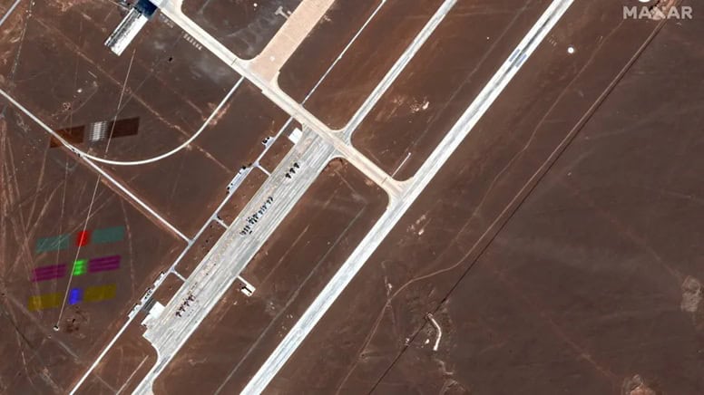 Crise? Satélite da Starlink sobrevoa base aérea secreta na China A relação entre os governos da China e dos Estados Unidos não é das melhores. As duas maiores potências do mundo travam uma disputa econômica, acentuada pelas tarifas da Casa Branca, bem como uma corrida espacial e armamentista. Crise? Satélite da Starlink sobrevoa base aérea secreta na China