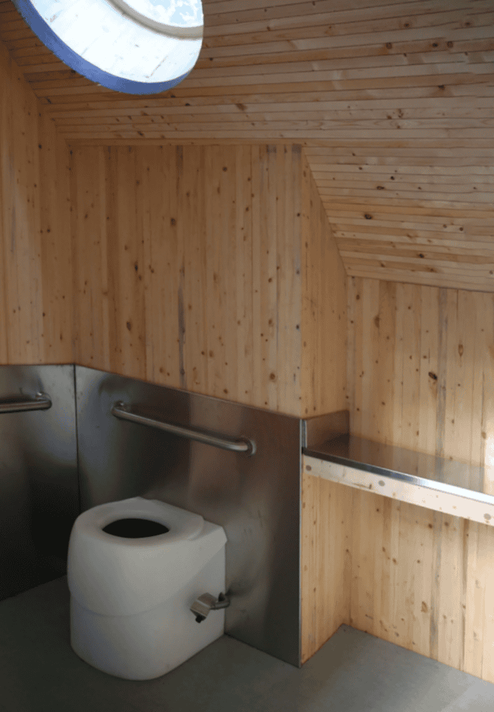 Cogumelos no vaso sanitário? Conheça o novo banheiro de compostagem MycoToilet é o nome do primeiro vaso sanitário sem água do mundo movido a… cogumelo. A ideia é transformar dejetos humanos em composto rico em nutrientes usando micélios — as redes de raízes dos cogumelos. O projeto foi desenvolvido pela Escola de Arquitetura e Paisagismo da Universidade da Colúmbia Britânica (Canadá). interior banheiro