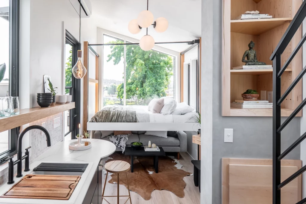 Microcasa de luxo: conforto em menos de 8 metros! Como você tem notado aqui no Olhar Digital, as chamadas ‘microcasas’ estão ficando mais comuns. Com custos menores, uma vida mais simples e a garantia de uma pegada mais sustentável, essas moradias compactas atraem quem busca liberdade, mobilidade e uma alternativa acessível em meio ao alto preço dos aluguéis e imóveis tradicionais. Microcasa de luxo: conforto em menos de 8 metros!