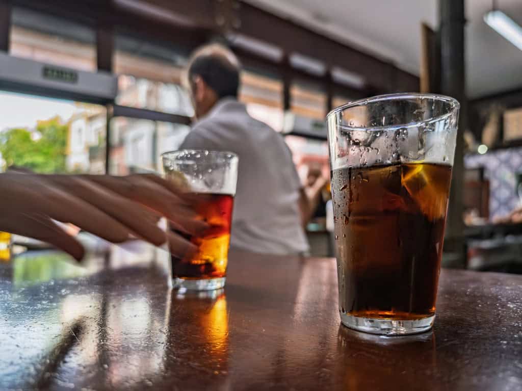 O que é metanol? Entenda por que é perigoso e se é possível identificá-lo em bebidas alcoólicas No último final de semana de agosto, quatro jovens ingeriram bebidas alcoólicas com a presença de metanol no produto e acabaram sendo internados. O caso ocorreu no sábado, dia 30 de agosto, quando dois homens e duas mulheres, com idades entre 23 e 27 anos, beberam duas garrafas de gin compradas em uma adega localizada na região da Cidade Dutra, na Zona Sul de São Paulo. intoxicacao