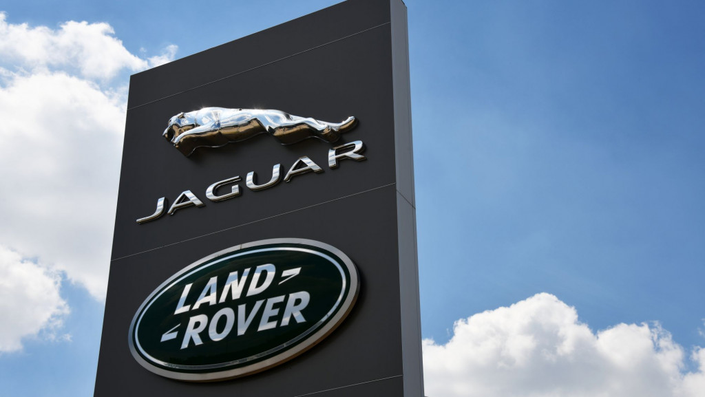 Do carro ao supermercado: como hackers têm bagunçado a rotina no mundo A Jaguar Land Rover, maior montadora do Reino Unido, está há mais de um mês com as fábricas paradas por causa de um ataque cibernético. O incidente, identificado em 1º de setembro, levou a empresa a suspender a produção não só em suas plantas britânicas, mas também em unidades no Brasil, China, Índia e Eslováquia. jaguar land rover