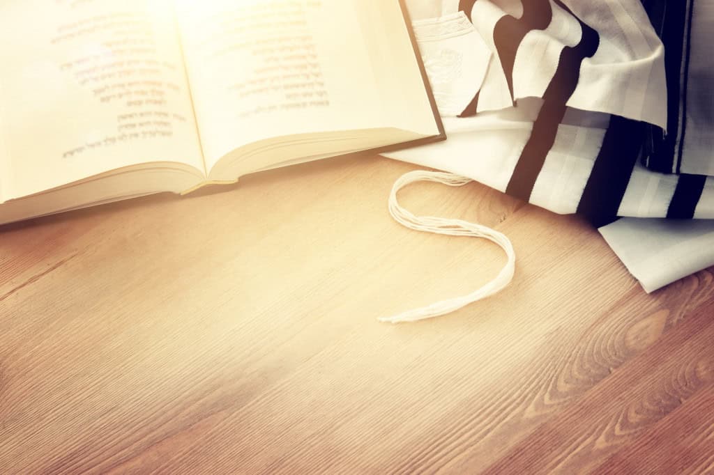 Apple é alvo de processo por suposta discriminação religiosa A Apple está enfrentando um novo processo judicial nos Estados Unidos, movido pela Comissão de Oportunidades Iguais de Emprego (EEOC, na sigla em inglês). A ação acusa a empresa de não conceder acomodação religiosa a um funcionário e de demiti-lo em retaliação após ele reclamar de discriminação. judaísmo