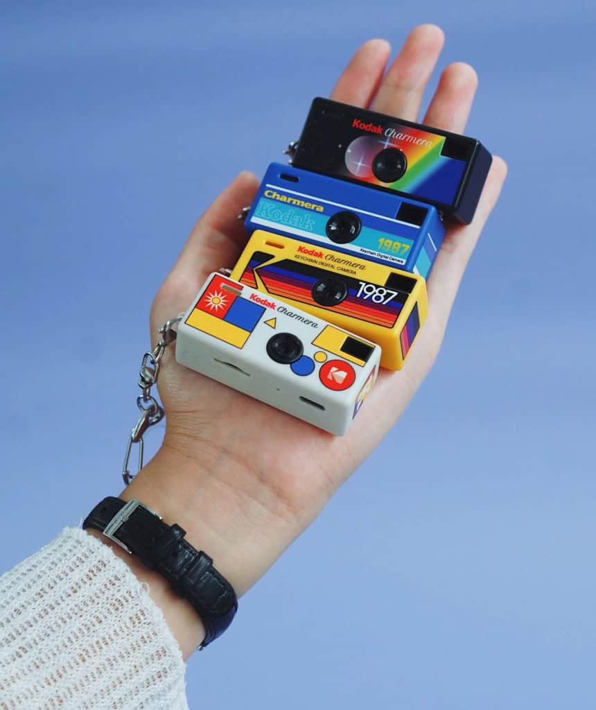 Kodak Charmera: a câmera colecionável que cabe no chaveiro Enquanto os smartphones estão ficando cada vez maiores, a Kodak resolveu reduzir uma câmera para caber em um chaveiro. E a pequena câmera ainda tira fotos e grava vídeos. Kodak Charmera: a câmera colecionável que cabe no chaveiro
