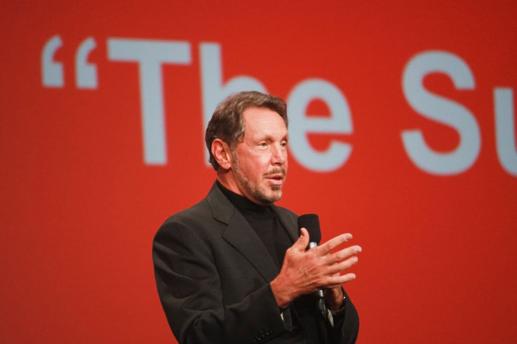 Fundador da Oracle perde bilhões e cai na lista da Forbes; veja quem são os mais ricos do mundo A oscilação do mercado derrubou o patrimônio de Larry Ellison nesta quinta-feira (11). A queda repentina das ações da Oracle, que recuaram mais de 10% ao longo do dia, reduziu a riqueza do cofundador da empresa e alterou sua posição no ranking de bilionários da revista Forbes. Fundador da Oracle perde bilhões e cai na lista da Forbes; veja quem são os mais ricos do mundo