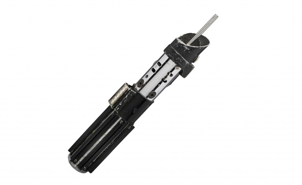 Sabre de luz de Darth Vader vai a leilão por até US$ 3 milhões Um dos itens mais marcantes do cinema está prestes a ganhar um novo dono. O sabre de luz de Darth Vader, utilizado nas gravações da saga Star Wars, entrou em leilão pela empresa de memorabilia Propstore, que estima arrecadar entre US$ 1 milhão e US$ 3 milhões com a venda. Sabre de luz de Darth Vader vai a leilão por até US$ 3 milhões