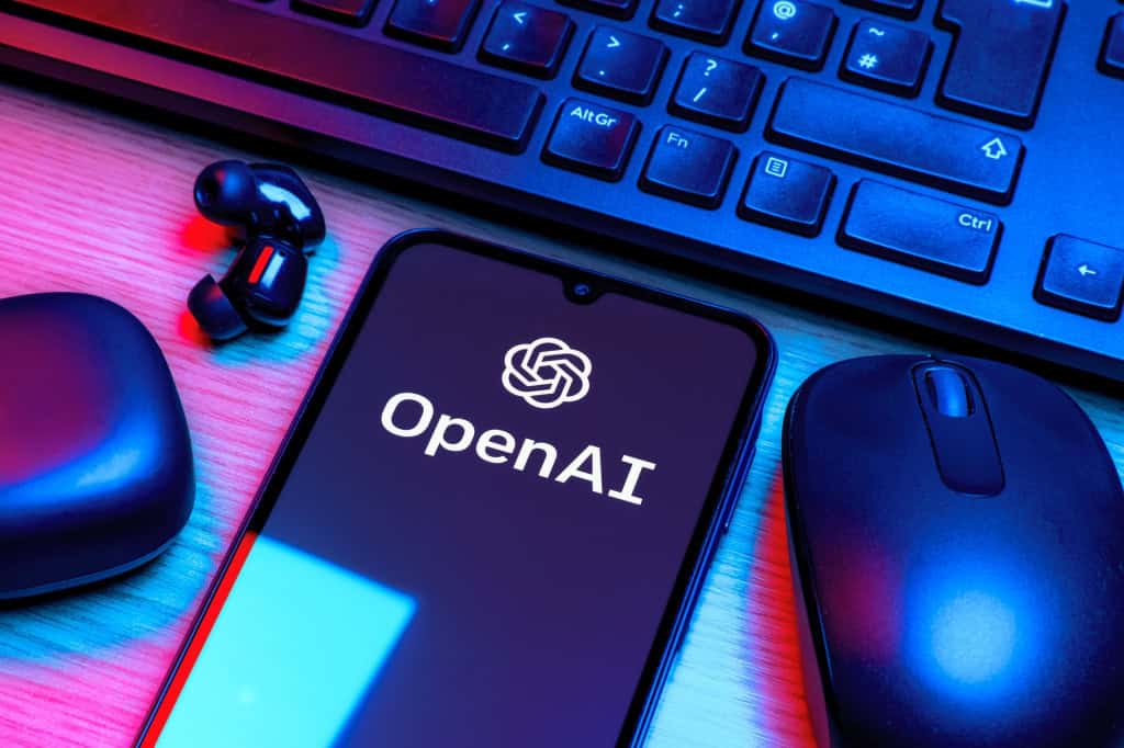 O plano bilionário de OpenAI e Nvidia que pode mudar o cenário da IA na Europa Os CEOs de OpenAI e Nvidia, Sam Altman e Jensen Huang, respectivamente, planejam anunciar apoio a investimentos de bilhões de dólares em data centers no Reino Unido na próxima semana, segundo pessoas com conhecimento do assunto entrevistadas pela Bloomberg. A iniciativa ocorrerá durante visita ao país, que coincidirá com a do presidente dos Estados Unidos, Donald Trump. Logo da OpenAI em um smartphone que está rodeado por um fone de ouvido, um mouse e um teclado