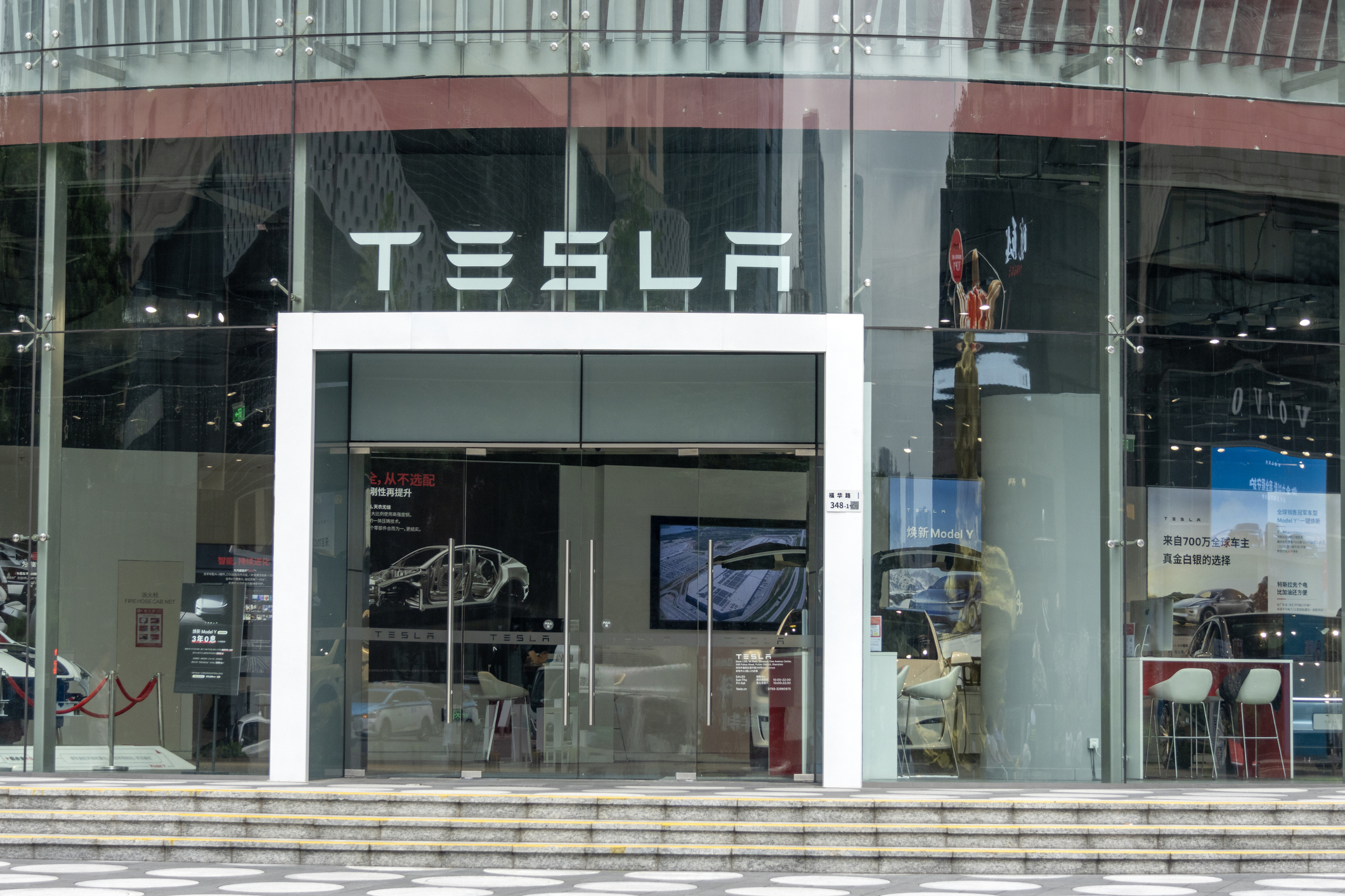 Tesla redefine FSD e abandona promessa de autonomia total