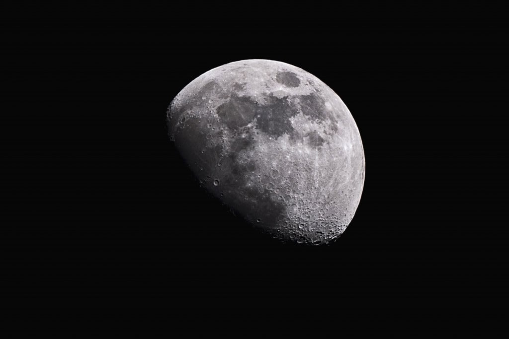 Destruir asteroide é a melhor opção para impedir colisão com a Lua, defende estudo O asteroide 2024 YR4 vem sendo monitorado por cientistas nos últimos meses e é um dos principais pontos de preocupação dos cientistas. Isso porque a rocha espacial, que antes poderia colidir com a Terra, agora pode acabar atingido a Lua. Lua
