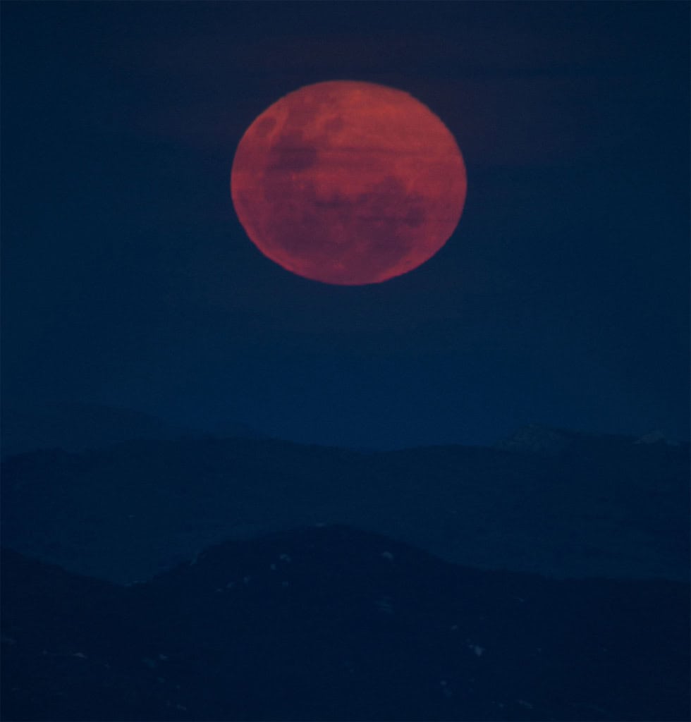 Por que a Lua está “amassada” nesta foto feita no espaço? No último domingo (7) aconteceu um eclipse lunar total, evento que foi fotografado por pessoas de diversas partes da Terra – e fora dela. Conforme noticiado pelo Olhar Digital, astronautas a bordo da Estação Espacial Internacional (ISS) também aproveitaram para registrar imagens incríveis do fenômeno. Por que a Lua está “amassada” nesta foto feita no espaço?