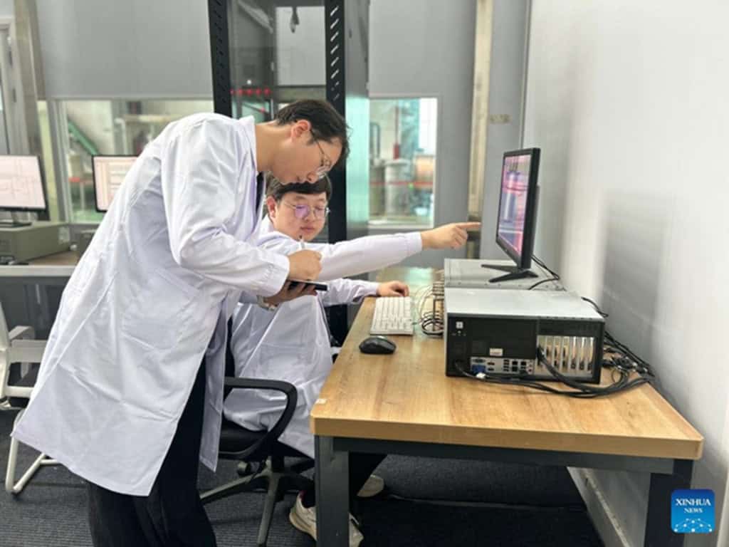 Recorde mundial: China cria campo magnético 700 mil vezes mais forte que o da Terra A China estabeleceu um novo recorde mundial ao gerar um campo magnético constante de 351 mil gauss usando um ímã totalmente supercondutor. O valor é mais de 700 mil vezes maior que o campo magnético natural da Terra. china criou ímã magnético mais potente que a terra