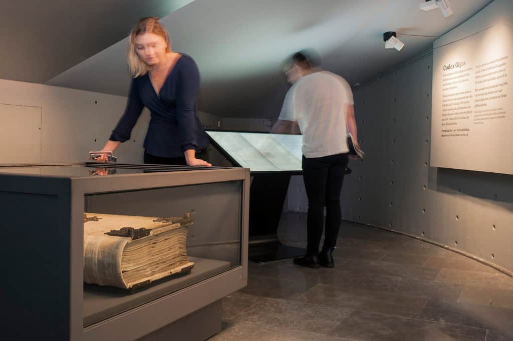 ‘Bíblia do Diabo’: conheça a história do maior manuscrito medieval do mundo O maior manuscrito medieval conhecido tem 310 folhas e reúne diversos textos. Chamado de Codex Gigas, ele tem sido estudado por pesquisadores há anos, mas continua despertando interesse e intrigando os estudiosos devido a algumas lendas. ‘Bíblia do Diabo’: conheça a história do maior manuscrito medieval do mundo