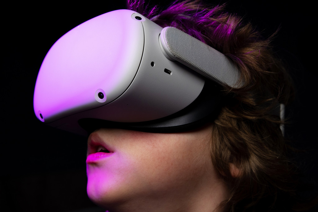Criança com um óculos de realidade virtual
