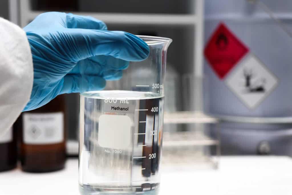 O que é metanol? Entenda por que é perigoso e se é possível identificá-lo em bebidas alcoólicas No último final de semana de agosto, quatro jovens ingeriram bebidas alcoólicas com a presença de metanol no produto e acabaram sendo internados. O caso ocorreu no sábado, dia 30 de agosto, quando dois homens e duas mulheres, com idades entre 23 e 27 anos, beberam duas garrafas de gin compradas em uma adega localizada na região da Cidade Dutra, na Zona Sul de São Paulo. metanol