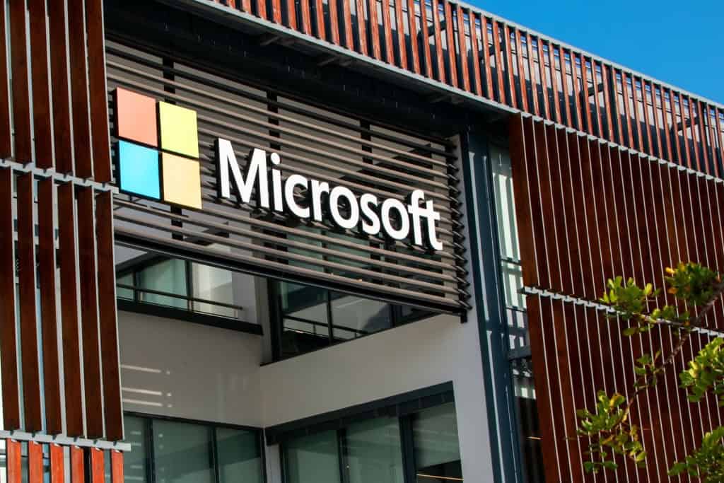 Parceria em Xeque? OpenAI e Microsoft redefinem as regras do jogo em novo acordo OpenAI e Microsoft assinaram, nesta quinta-feira (11), um memorando de entendimento não vinculativo (MOU, na sigla em inglês) para revisar os termos de sua parceria. O anúncio ocorre em meio às negociações sobre a reestruturação da OpenAI, que busca converter sua subsidiária com fins lucrativos em uma public benefit corporation (PBC). Logo da Microsoft na frente de uma loja