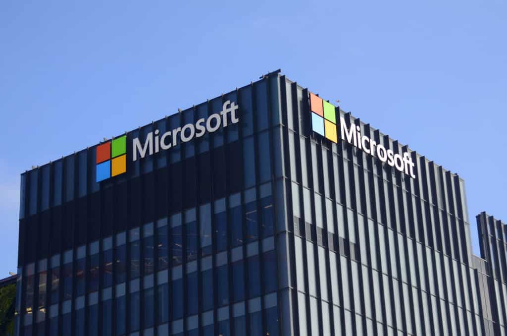 Microsoft bloqueia acesso do Exército de Israel a serviços de nuvem A Microsoft encerrou e desativou um conjunto de serviços de nuvem e IA para uma unidade do Ministério da Defesa de Israel (IMOD, na sigla em inglês) que estariam sendo usados para ações de vigilância de civis palestinos. A decisão foi comunicada em uma carta assinada pelo presidente da Microsoft, Brad Smith, em resposta à denúncia feita pelo jornal The Guardian. microsoft