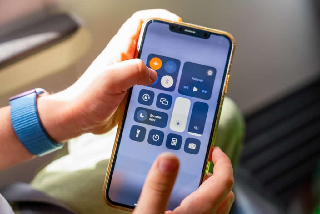 6 dicas para corrigir problemas no 5G em celulares com iOS e Android O 5G é uma tecnologia de ponta desenvolvida para comunicação sem fios, sendo capaz de entregar maiores velocidades de download e upload, além de uma menor latência. Isto é, o tempo que uma mensagem leva para chegar ao destino e voltar ao equipamento de origem, em seu celular. Pessoa ligando o modo avião no celular