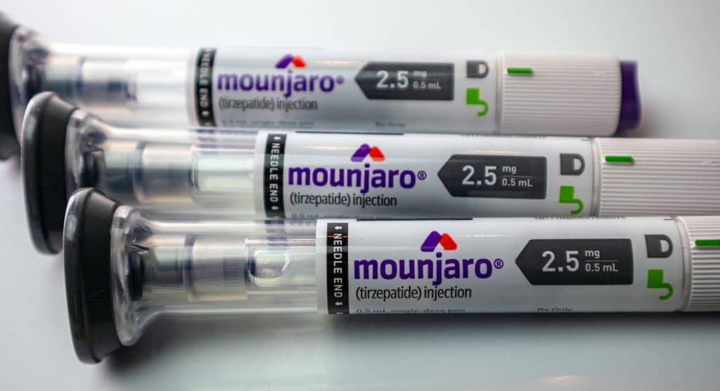 ‘Novo Ozempic’: parceria traz novas versões de semaglutida ao Brasil A Novo Nordisk, fabricante do Ozempic, anunciou uma parceria estratégica com a farmacêutica brasileira Eurofarma para distribuir duas novas marcas da versão injetável semanal da semaglutida no país. O acordo garante exclusividade de distribuição e promoção dos medicamentos, que devem ampliar o acesso ao tratamento da obesidade e do diabetes tipo 2 no mercado nacional. mounjaro