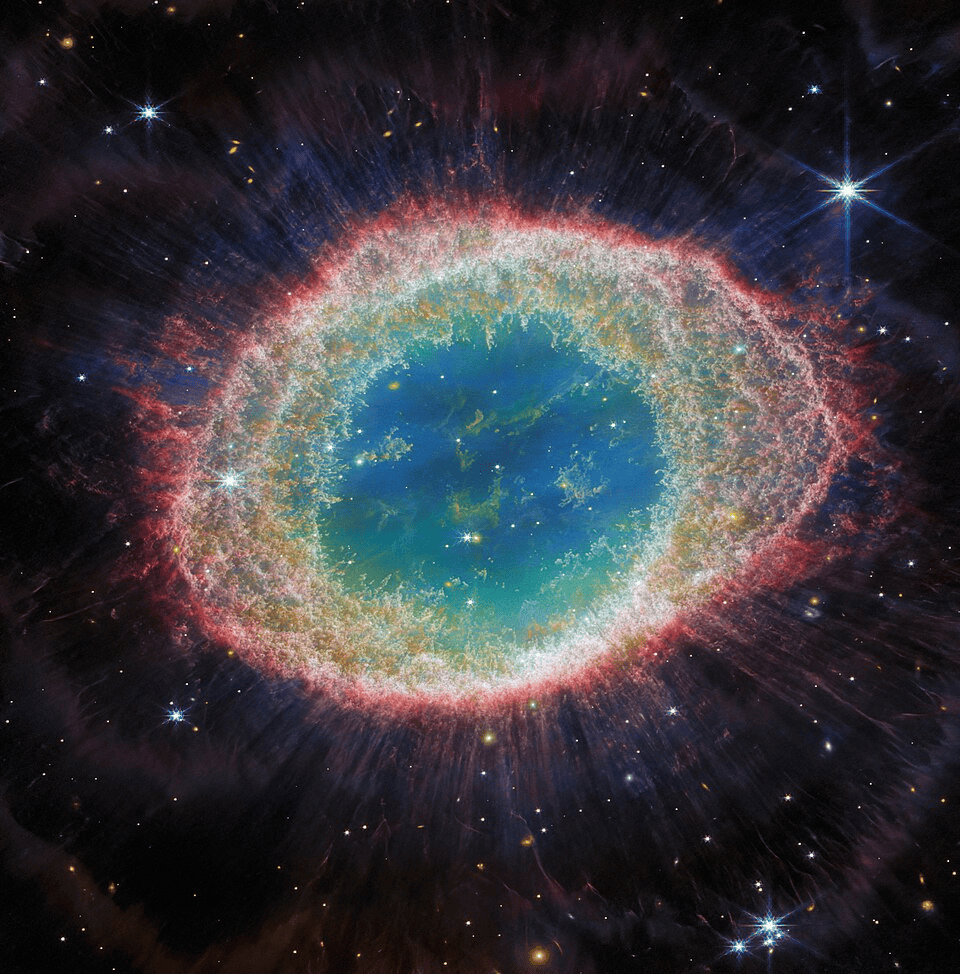 Nebulosas Planetárias: o ‘Gran Finale’ do espetáculo estelar A morte de estrelas do tamanho do Sol não vem acompanhada de violentas explosões cataclísmicas, mas nem por isso é um evento menos grandioso. Ao morrer, elas deixam no espaço uma última obra de arte: uma nebulosa planetária. Uma espécie de gran finale do espetáculo estelar, no qual o astro, em seu derradeiro ato, sopra suas camadas externas para o espaço, criando véus de gás e poeira que brilham como joias suspensas no vazio sideral. Belas, delicadas e efêmeras. Mas afinal, o que são exatamente essas maravilhas do céu profundo que tanto fascinam cientistas e entusiastas da astronomia? Nebulosas Planetárias: o ‘Gran Finale’ do espetáculo estelar
