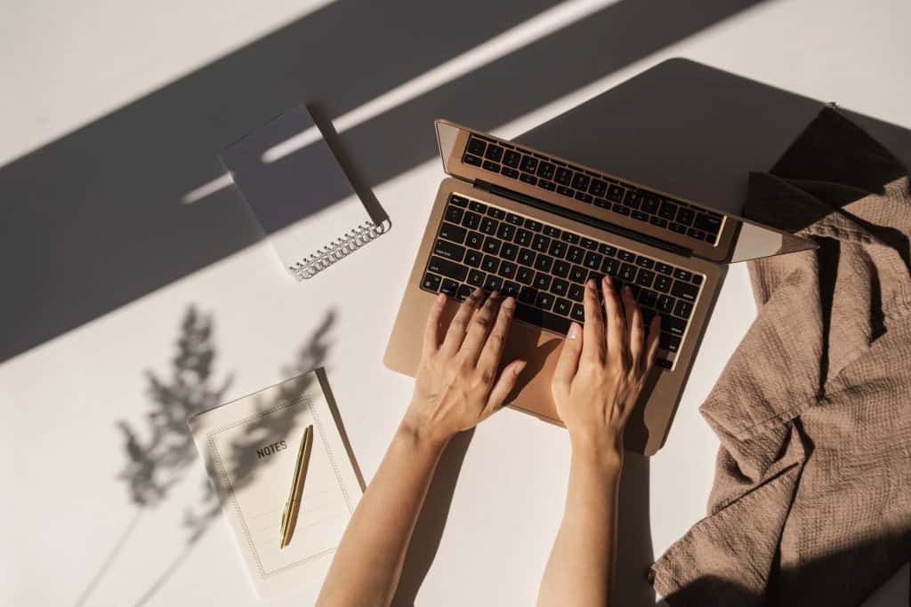 Roteador Wi‑Fi: 6 erros que encurtam a vida útil dele (e como evitar) Se o Wi‑Fi vive caindo, o sinal oscila ou o roteador esquenta demais, a dor de cabeça e o gasto com troca de equipamento chegam rápido. Pessoa trabalhando com o notebook no sol