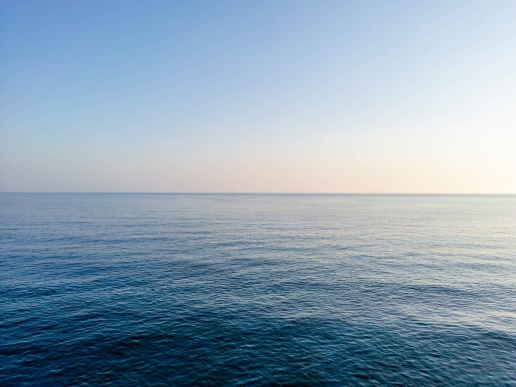 La Niña está de volta; saiba como o fenômeno impacta o Brasil O La Niña atrasou, mas foi confirmado pela Administração Atmosférica e Oceânica dos Estados Unidos (NOAA). Segundo os cientistas, o fenômeno climático oposto ao El Niño já está atuando no Oceano Pacífico e deve permanecer ativo até o início de 2026. Oceano