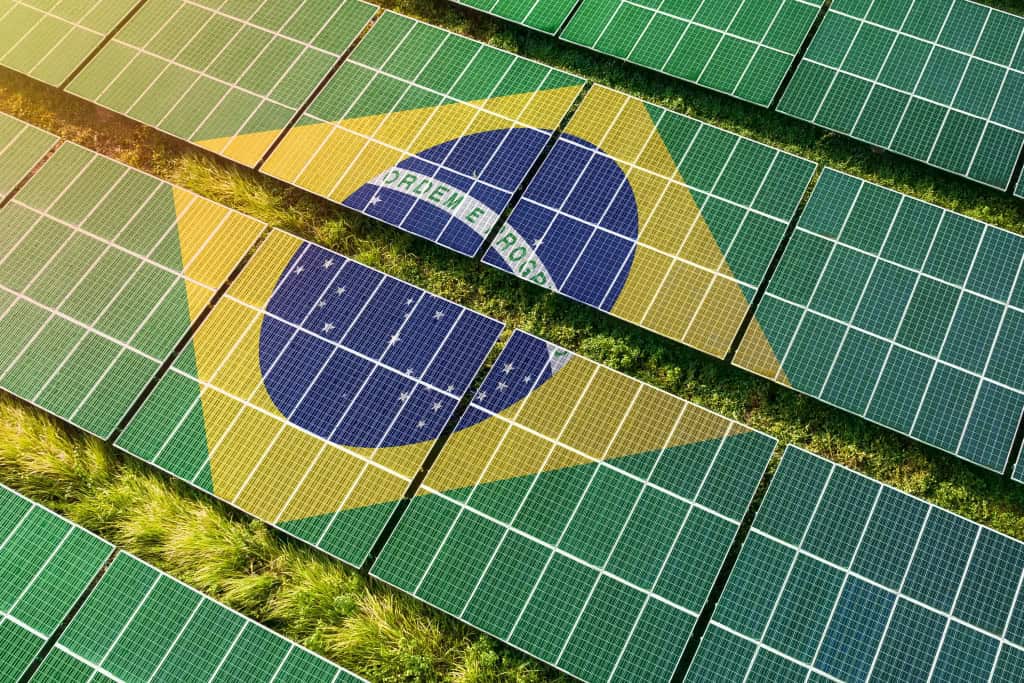 Megausina solar confirma protagonismo do Brasil em energia limpa Diante de um futuro ameaçado pelas mudanças climáticas e pela exploração desenfreada de recursos esgotáveis e altamente poluentes, como combustíveis fósseis, a busca por fontes de energia renováveis e sustentáveis se tornou uma das maiores missões do nosso tempo. Nesse cenário, o Brasil se destaca como um dos líderes do mundo na transição energética. Megausina solar confirma protagonismo do Brasil em energia limpa